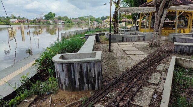 Kondisi Water Front di Desa Dalam Kaum yang pembangunannya masih terbengkalai