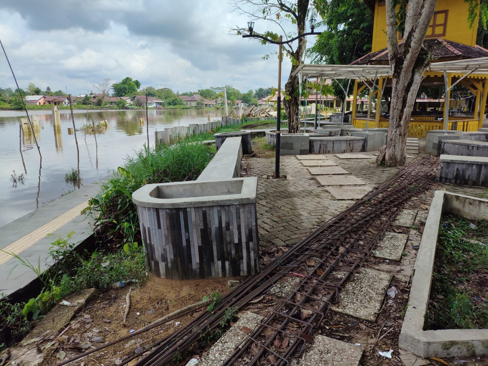 Kondisi Water Front di Desa Dalam Kaum yang pembangunannya masih terbengkalai