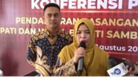 Ketua KPU Kabupaten Sambas memberikan keterangan Pers di hari terakhir pendaftaran pasangan calon bupati dan wakil bupati