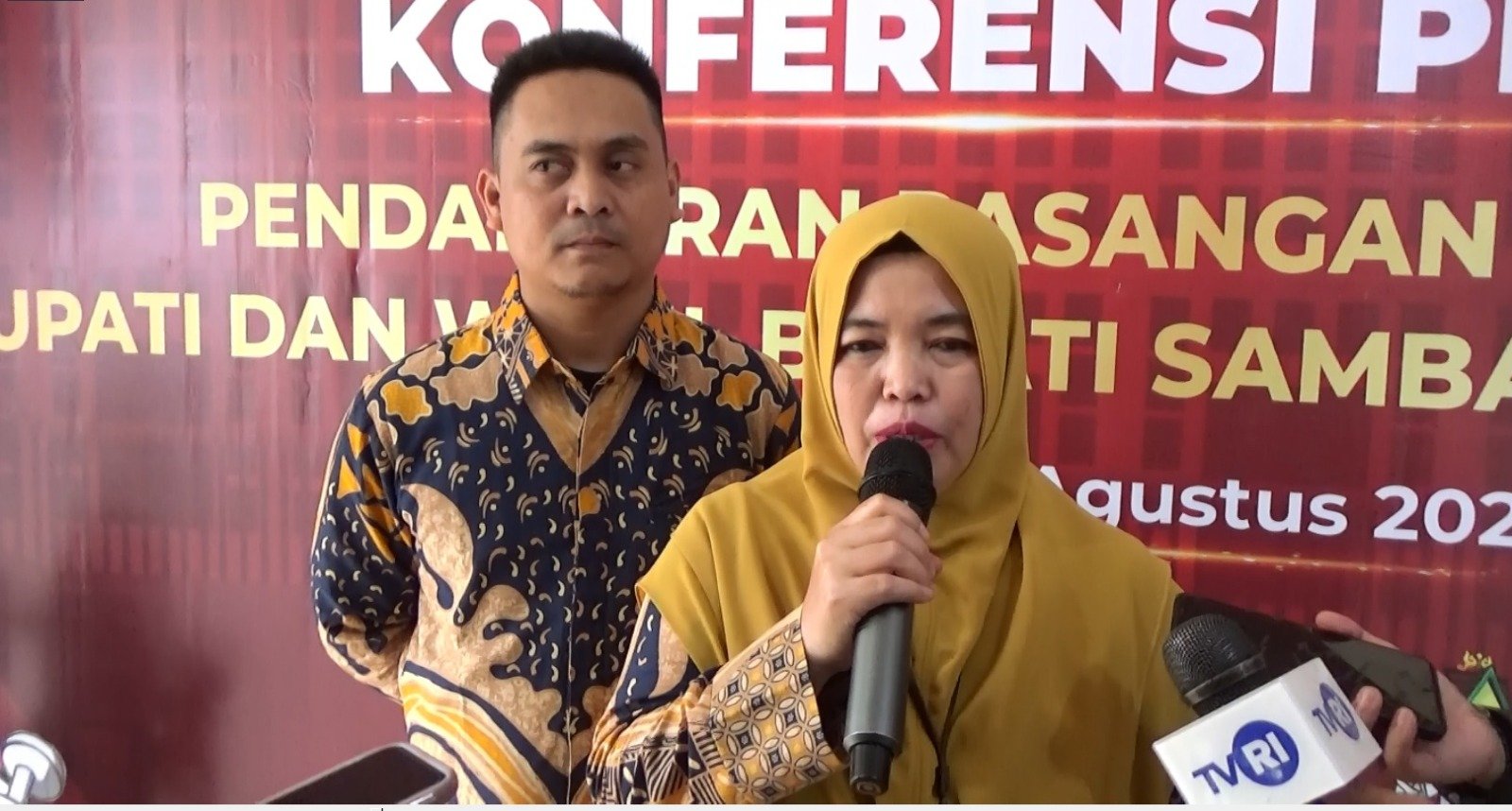 Ketua KPU Kabupaten Sambas memberikan keterangan Pers di hari terakhir pendaftaran pasangan calon bupati dan wakil bupati