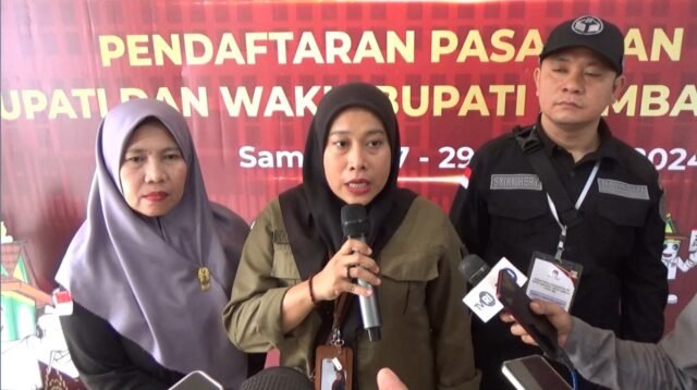 Ketua Bawaslu Kabupaten Sambas, Yessi saat memberikan keterangan pers kepada awak media pada hari terakhir pendaftaran calon bupati dan wakil bupati