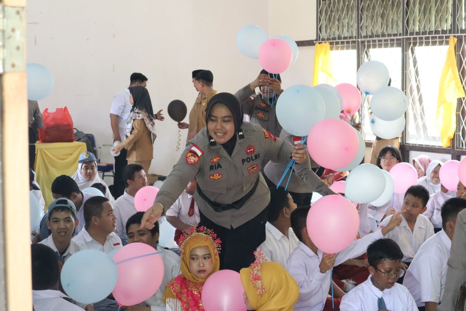 Polwan Polres Sambas membagikan balon kepada anak-anak SLB