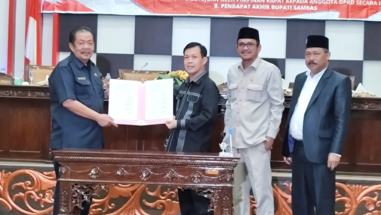 Ketua DPRD dan Wakil Pimpinan DPRD Sambas bersama Sekda Samba