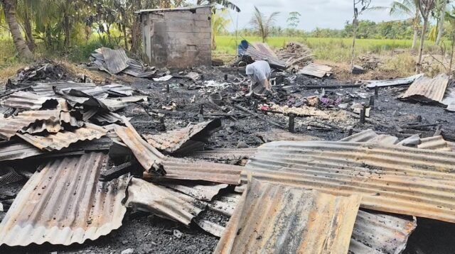 Rumah kediaman ibu Latifah yang hangus terbakar rata dengan tanah