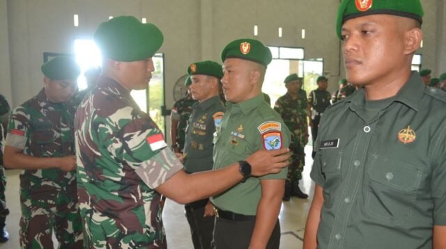 Dandim 1208/Sambas memberikan kenaikan pangkat kepada personilnya