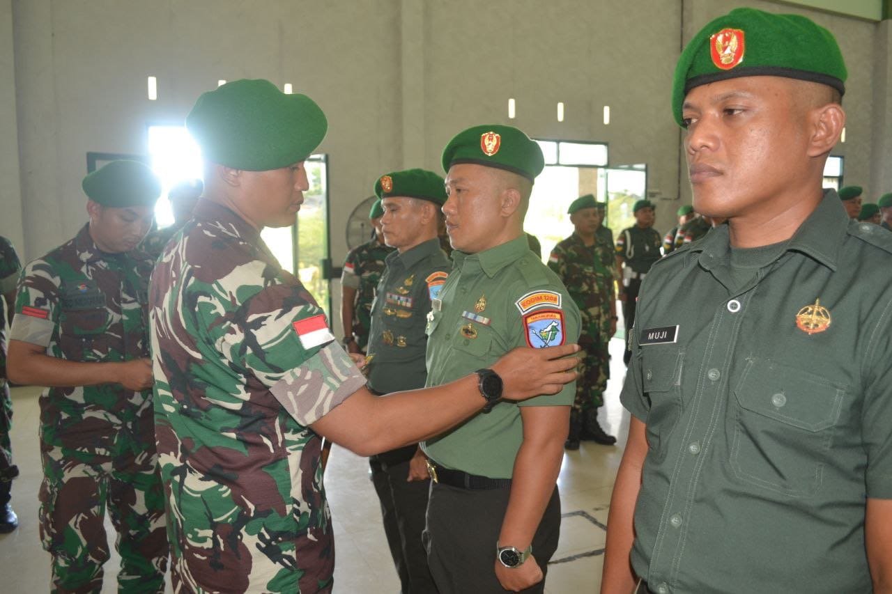 Dandim 1208/Sambas memberikan kenaikan pangkat kepada personilnya