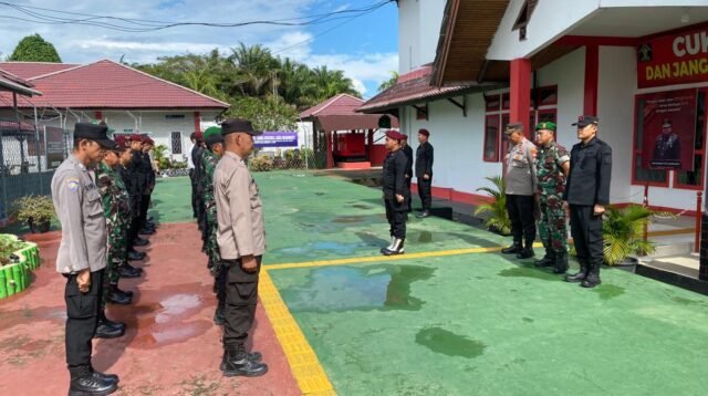 Petugas rutan kelas IIB Sambas dibantu aparat TNI/Polri melakukan persiapan penggeledahan warga binaan