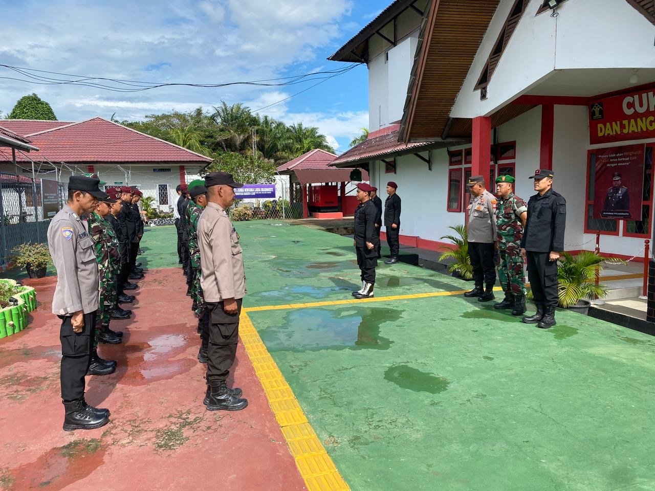 Petugas rutan kelas IIB Sambas dibantu aparat TNI/Polri melakukan persiapan penggeledahan warga binaan