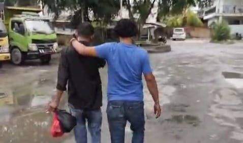 Pelaku penganiaya istri, ditangkap aparat saat hendak kabur ke Kecamatan Jawai