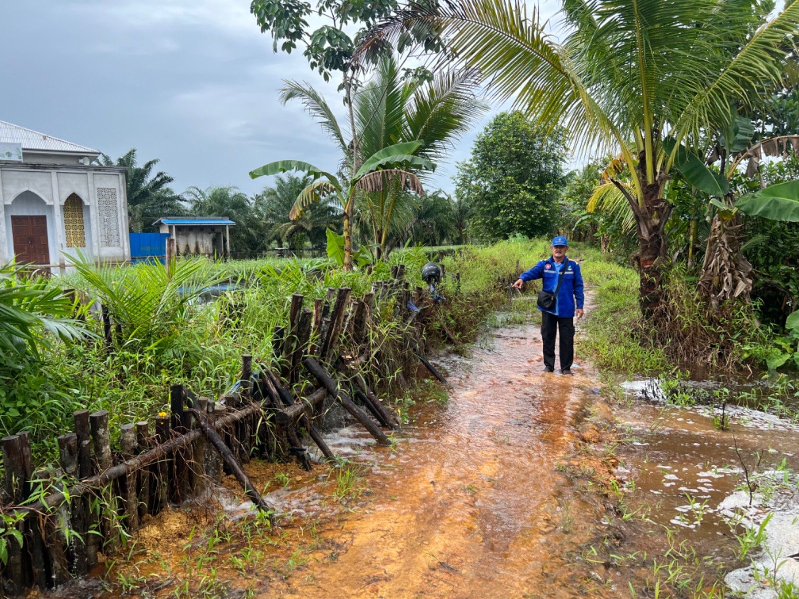 Bendungan yang nyaris jebol di Gayung Bersambut Kecamatan Selakau