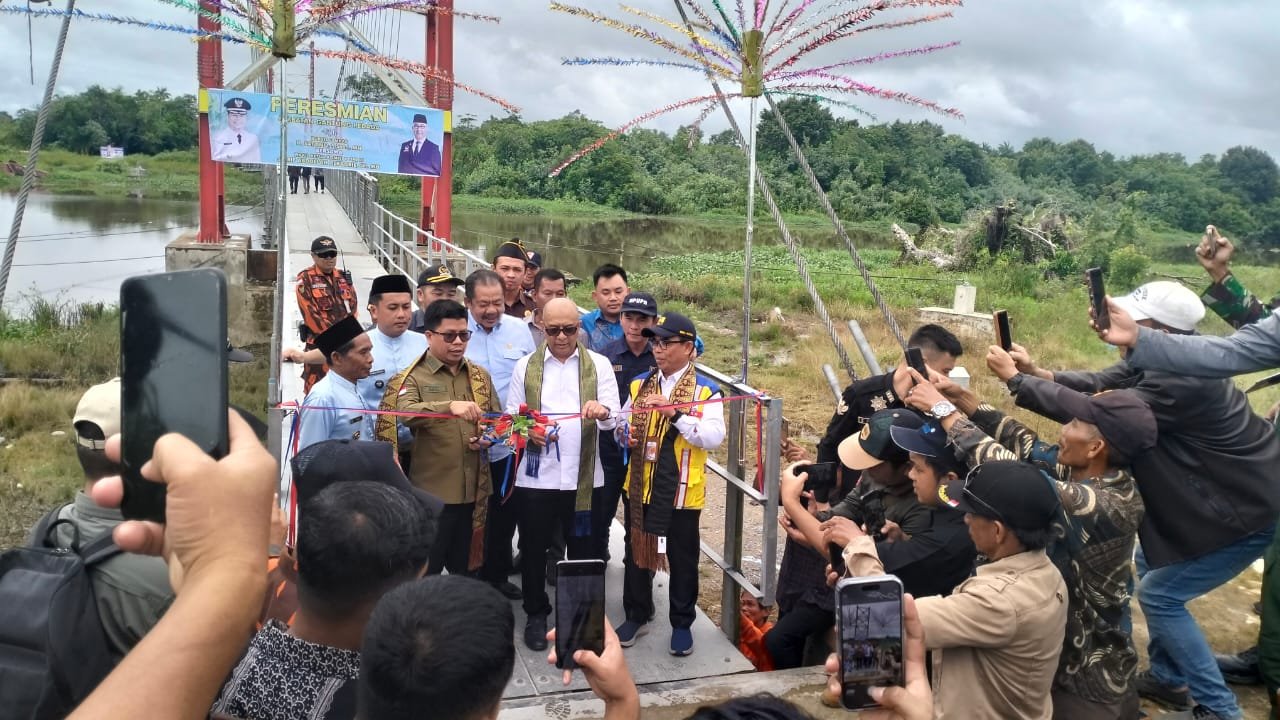 Anggota DPR-RI, Syarif Abdulah Alkadrie bersama Bupati Sambas Satono meresmikan Jembatan Gantung penguhubung dua desa di Kecamatan Teluk Keramat